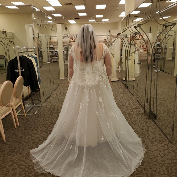 Wedding gown - Picture 2 of 2